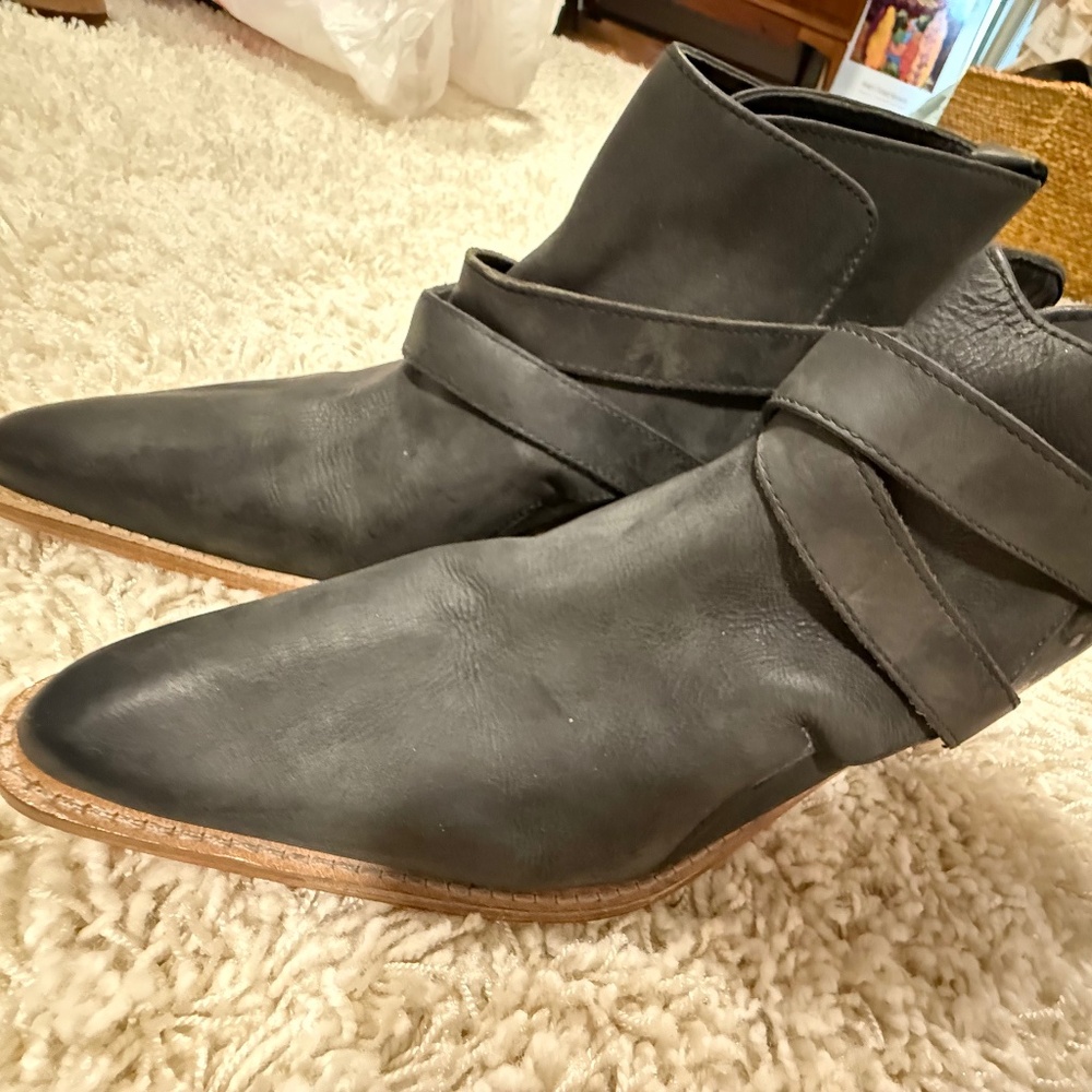 NEW - Never Worn - Free People - Grey leather - size 40/9